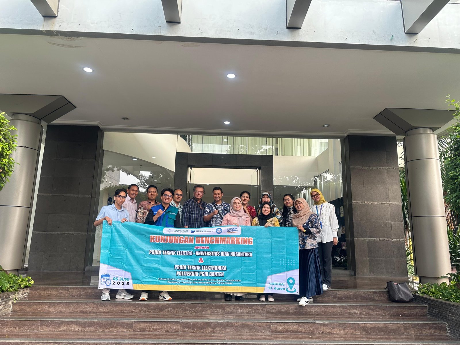 Sinergi Pendidikan: Kunjungan Benchmarking antara Prodi Teknik Elektro Universitas Dian Nusantara dan Prodi Elektronika Politeknik PGRI Banten