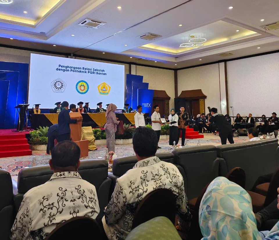 “Kuliah Dicariin Kerja” Polgri Banten: 100 Wisudawan Naik Panggung dengan Status Telah Bekerja